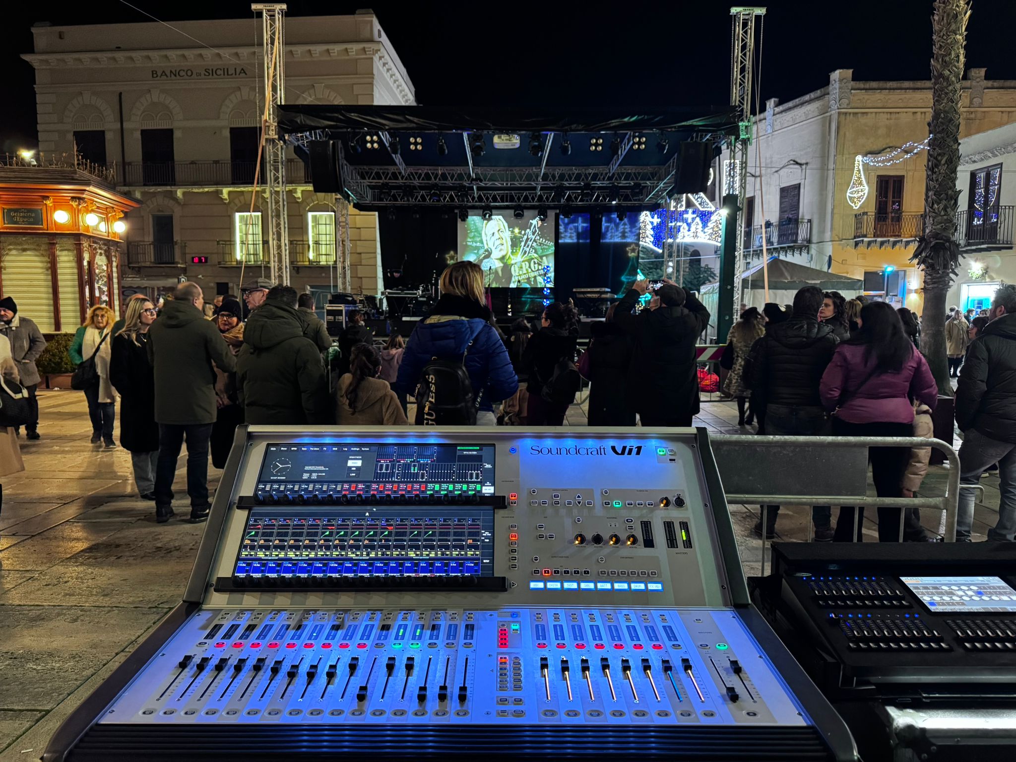 Max Service — Soundcraft Vi1 durante un evento live