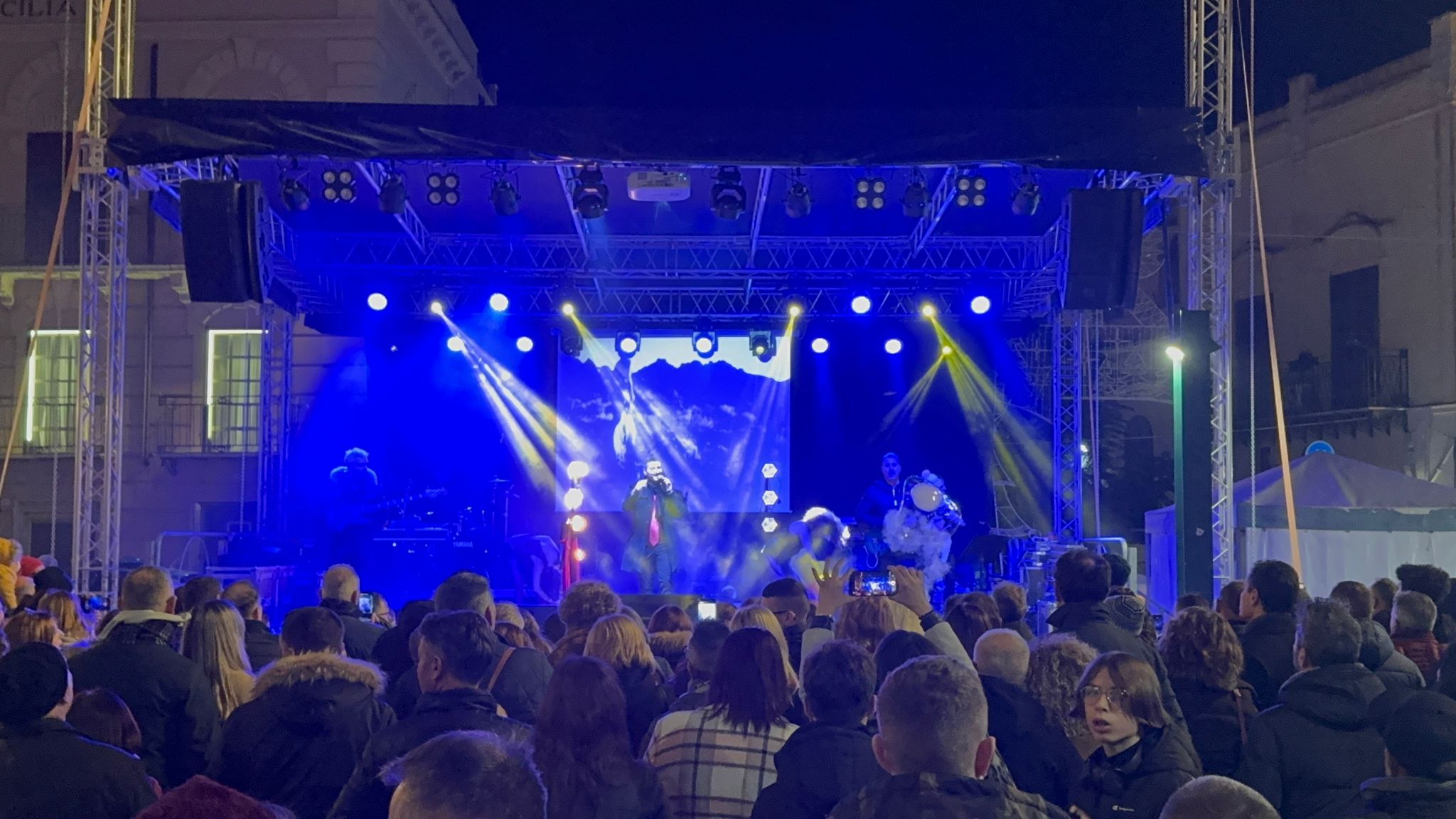 Concerto in piazza con palco e impianto luci Max Service