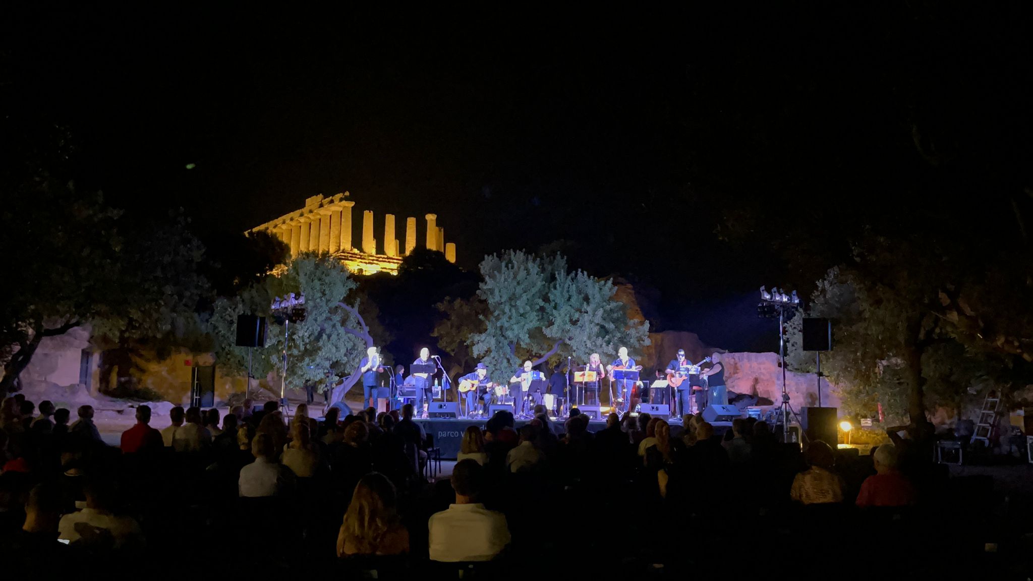 Concerto all'aperto con impianto audio e luci Max Service
