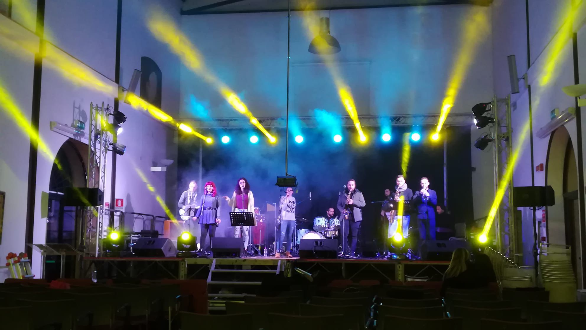 Evento indoor con fasci luce e impianto audio Max Service