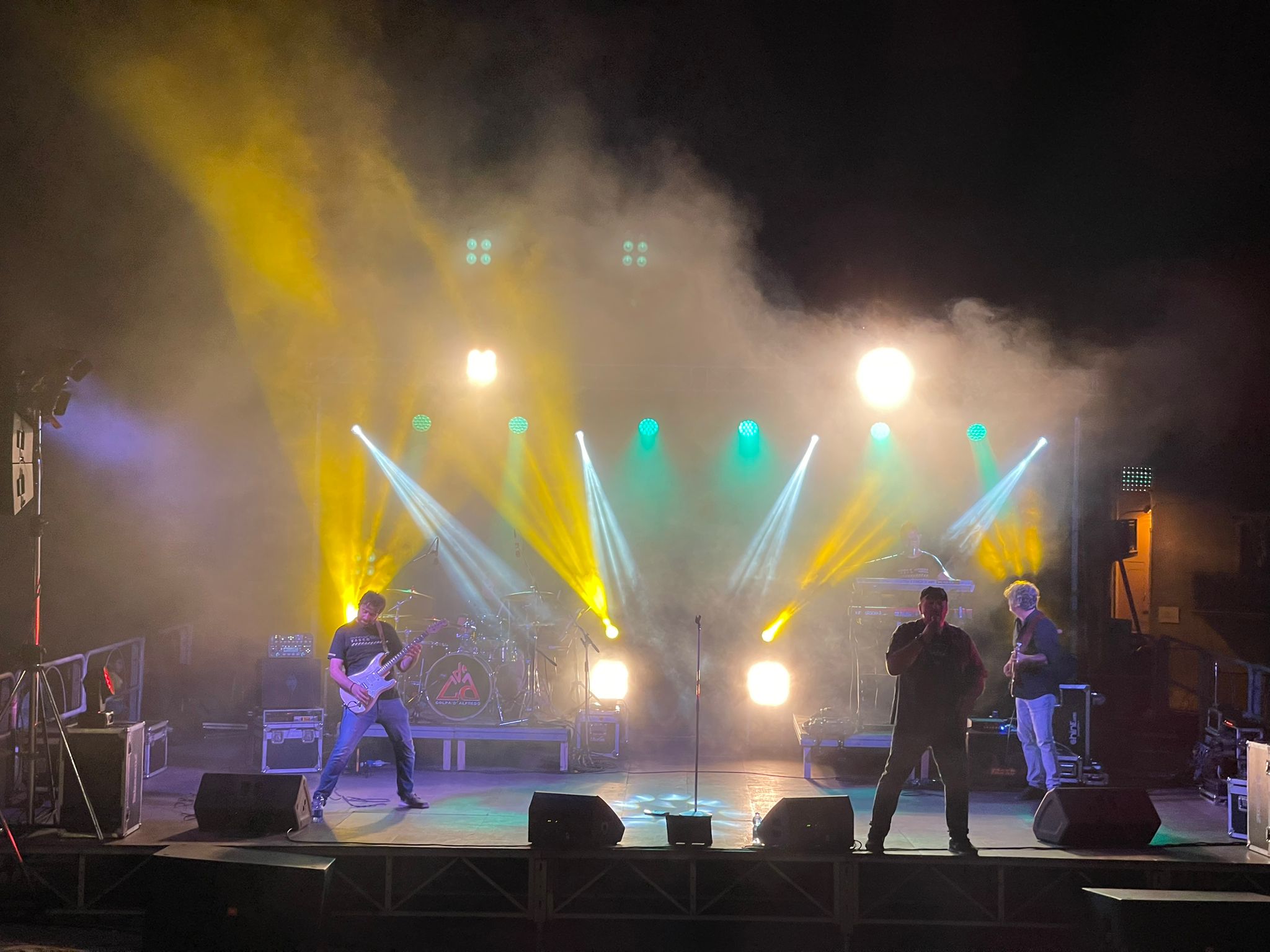 Band live con luci e fumo gestiti da Max Service