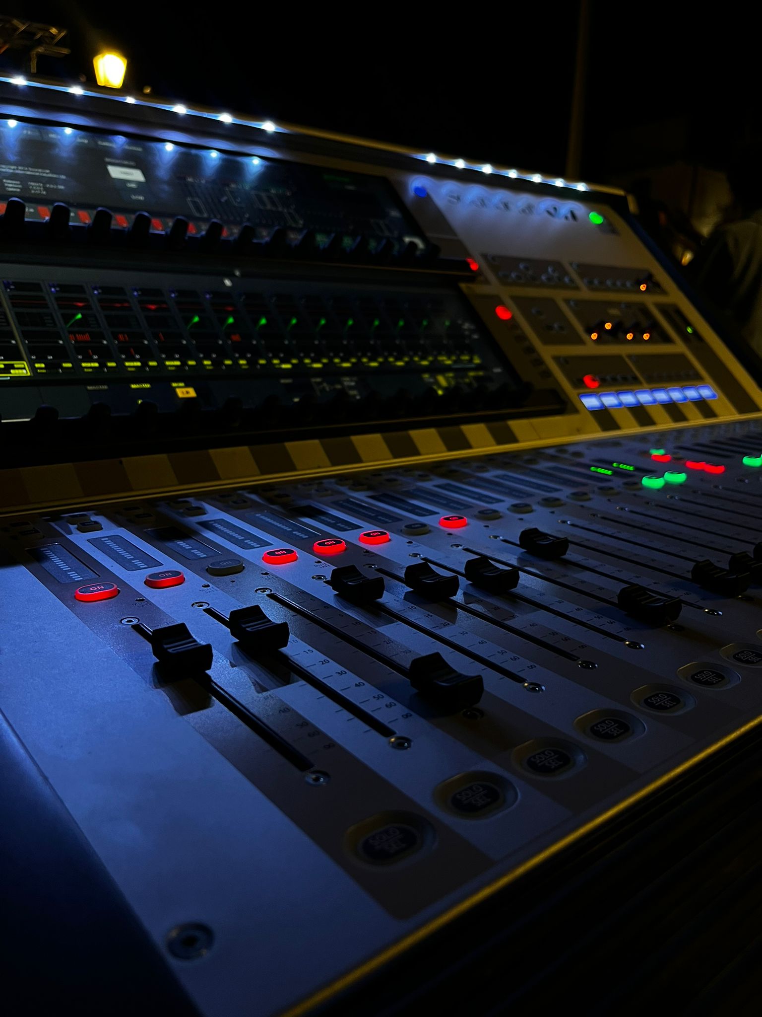 Dettaglio mixer durante un evento gestito da Max Service